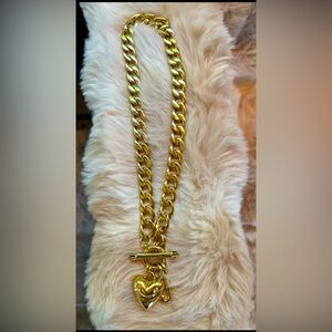 Never worn juicy couture necklace. Gold tone.